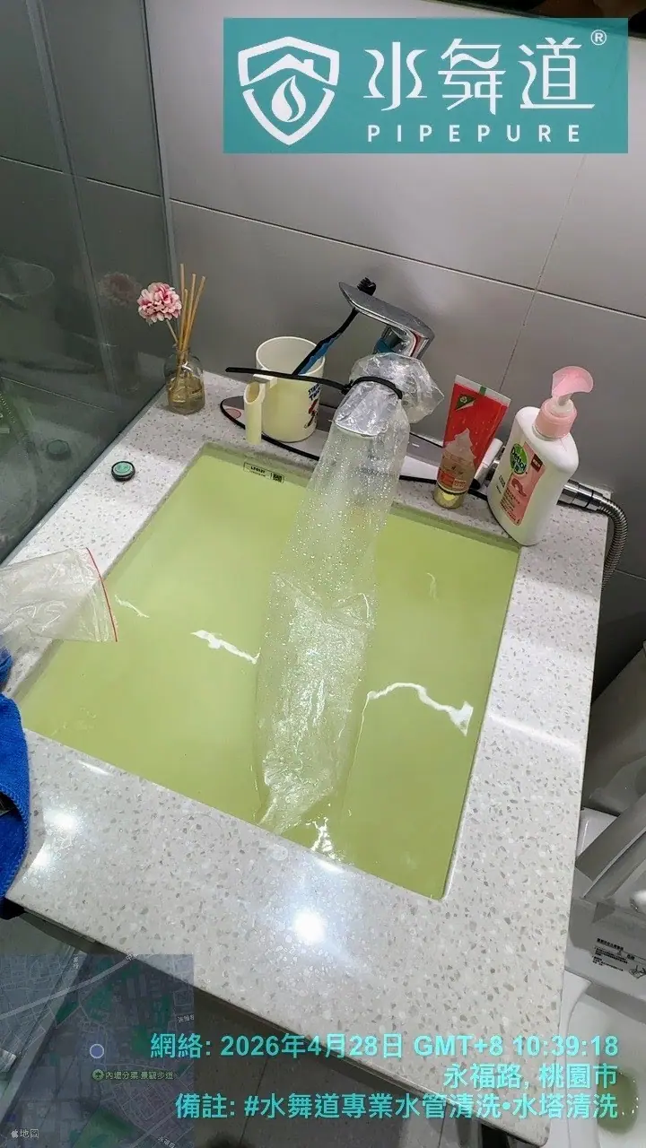 范師傅於洗手台出水端進行水管清洗