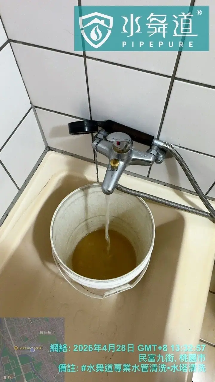 脈衝清洗設備連接民富九街大樓管路，利用家用水壓進行全戶清洗作業側拍