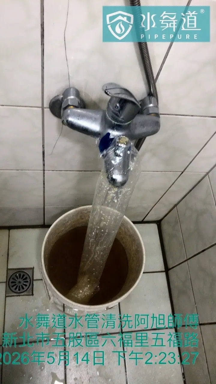 老舊管線內部已有鐵鏽與沉積物累積