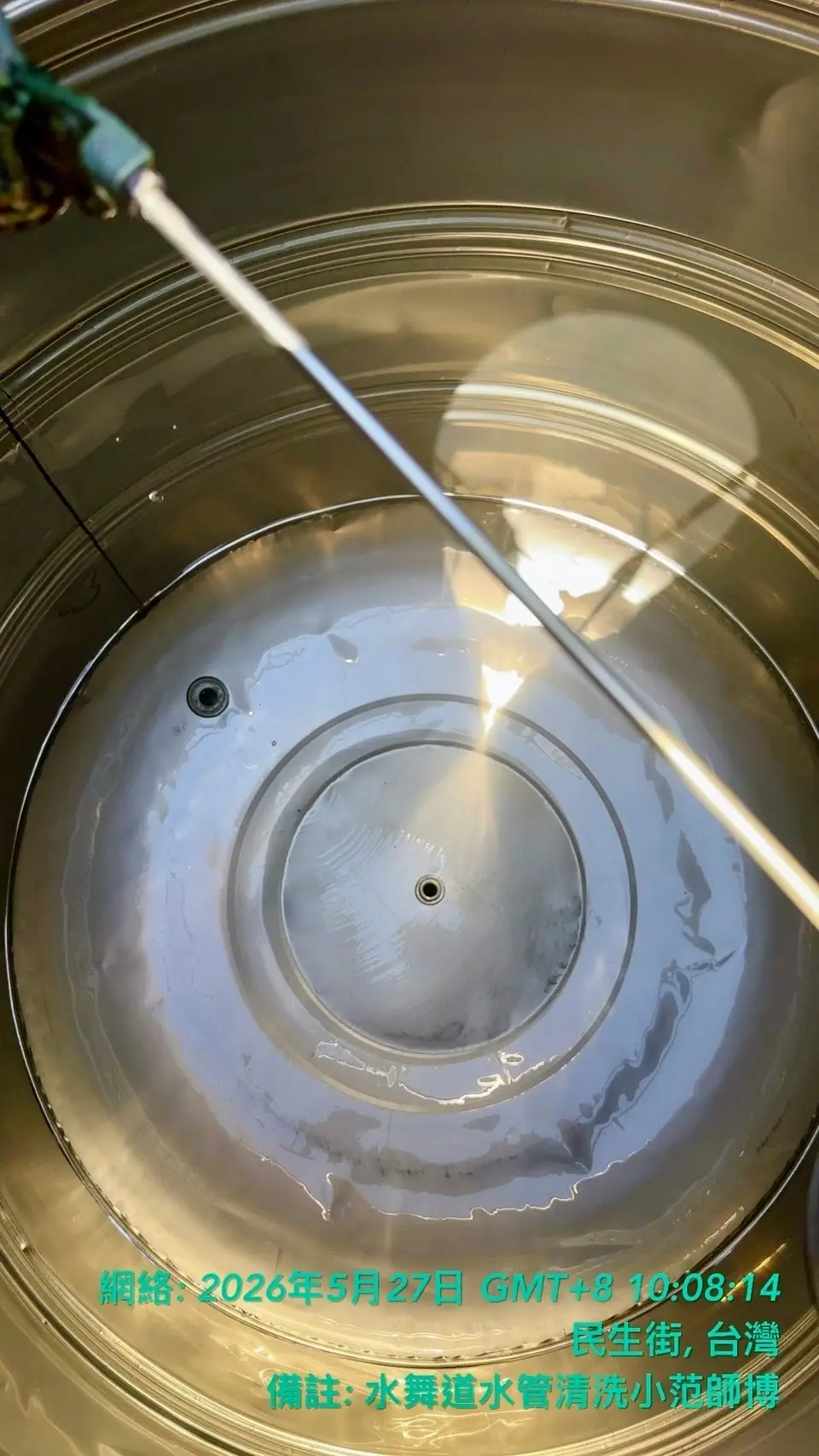 水舞道范師傅進行白鐵水塔清洗後前後對比紀錄