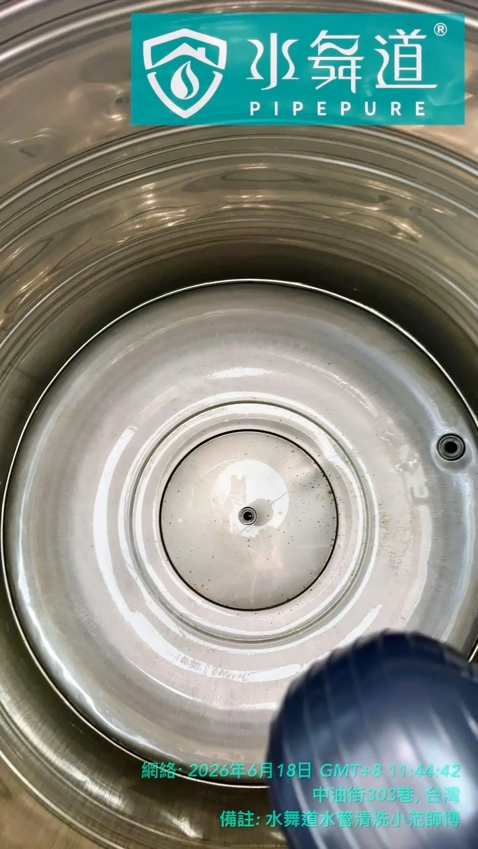 水塔整體維護良好，僅有少量泥沙