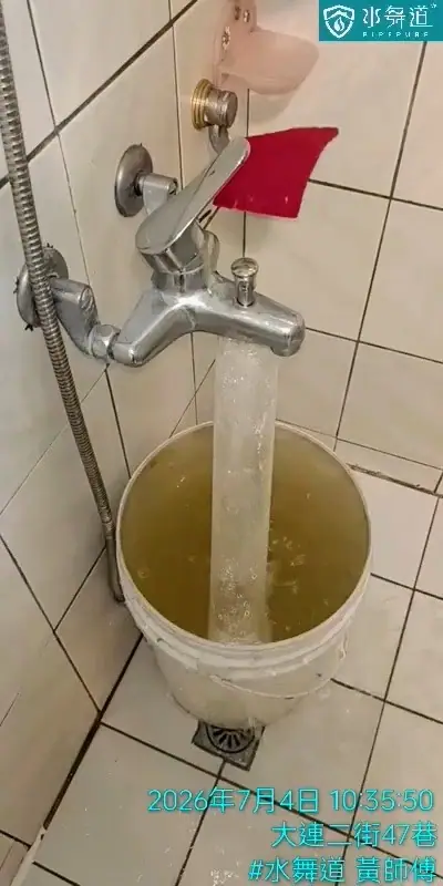 本案熱水管清出鐵屑與黃褐色混濁水，說明熱水器點火不順不一定只和水塔有關，也可能是熱水管老化堵塞。