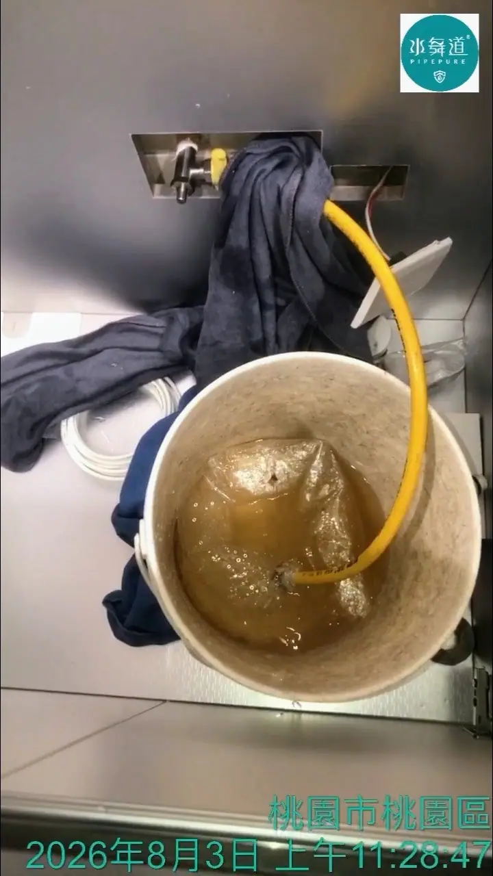 桃園全屋裝修未更換原有水管，阿旭師傅於廚房用水端進行水管清洗施工