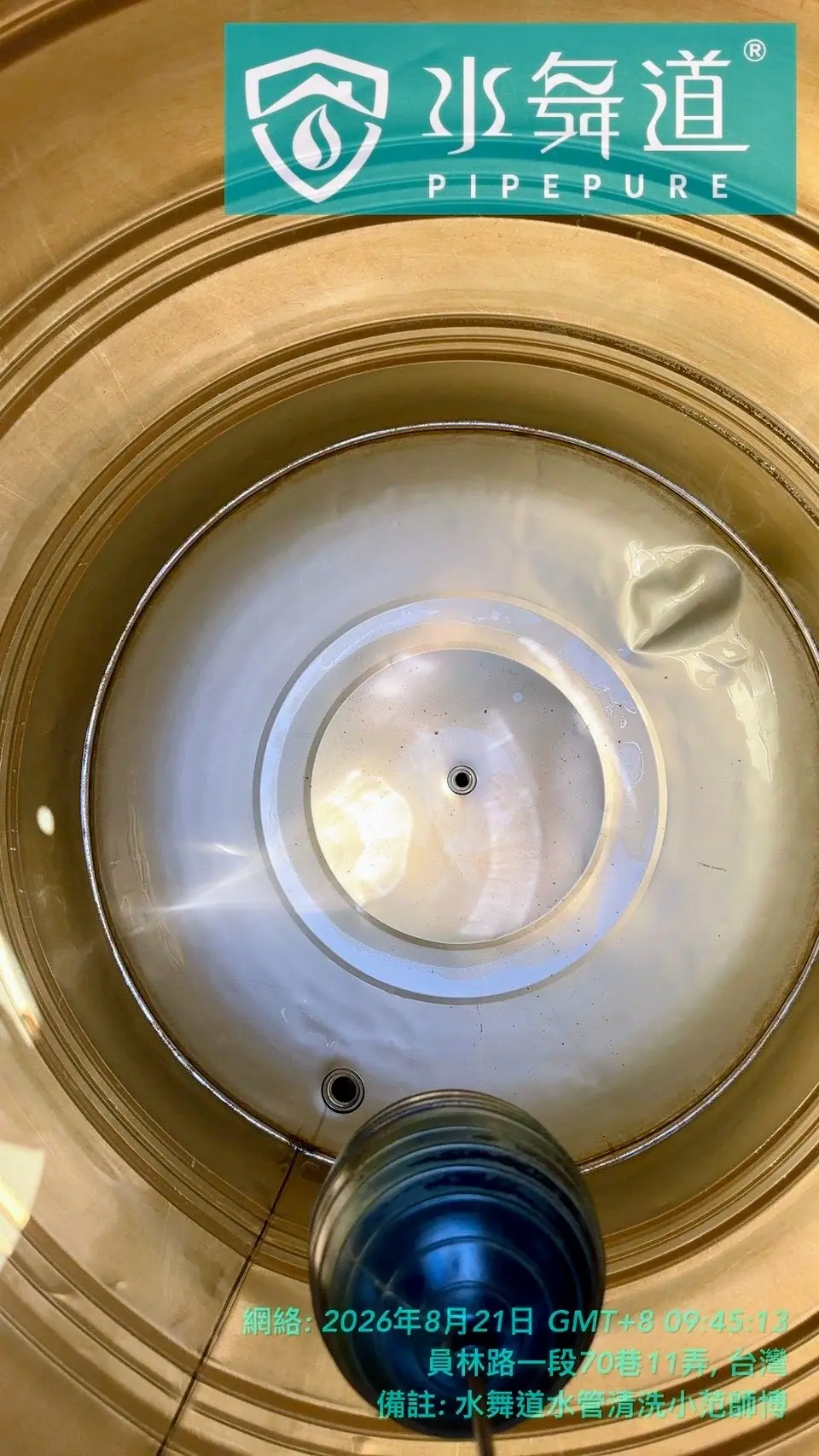 桃園大溪白鐵水塔清洗後照片，桶底與白鐵內壁完成清潔