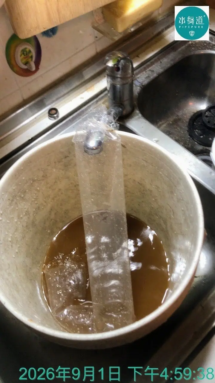 新北中和民利街老公寓廚房水管脈衝清洗排出褐色混濁水