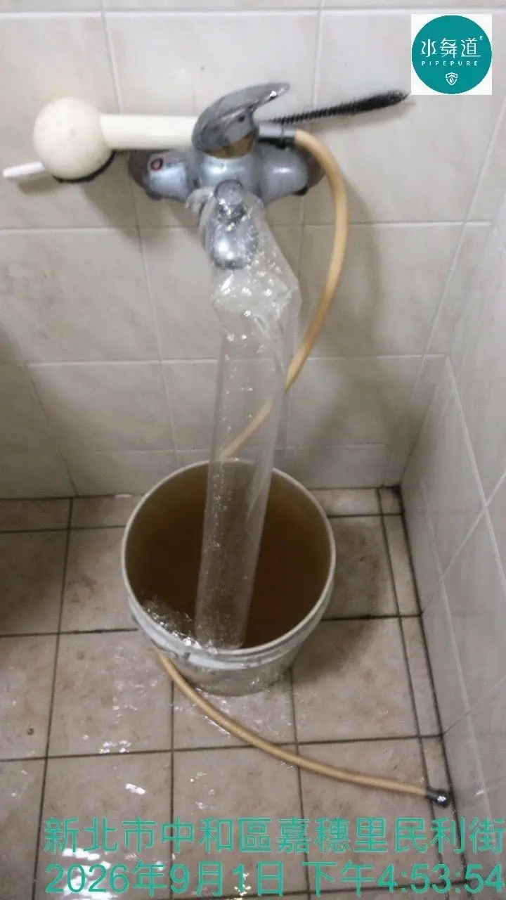 新北中和民利街老屋浴室熱水管長期堵塞進行氣水脈衝清洗