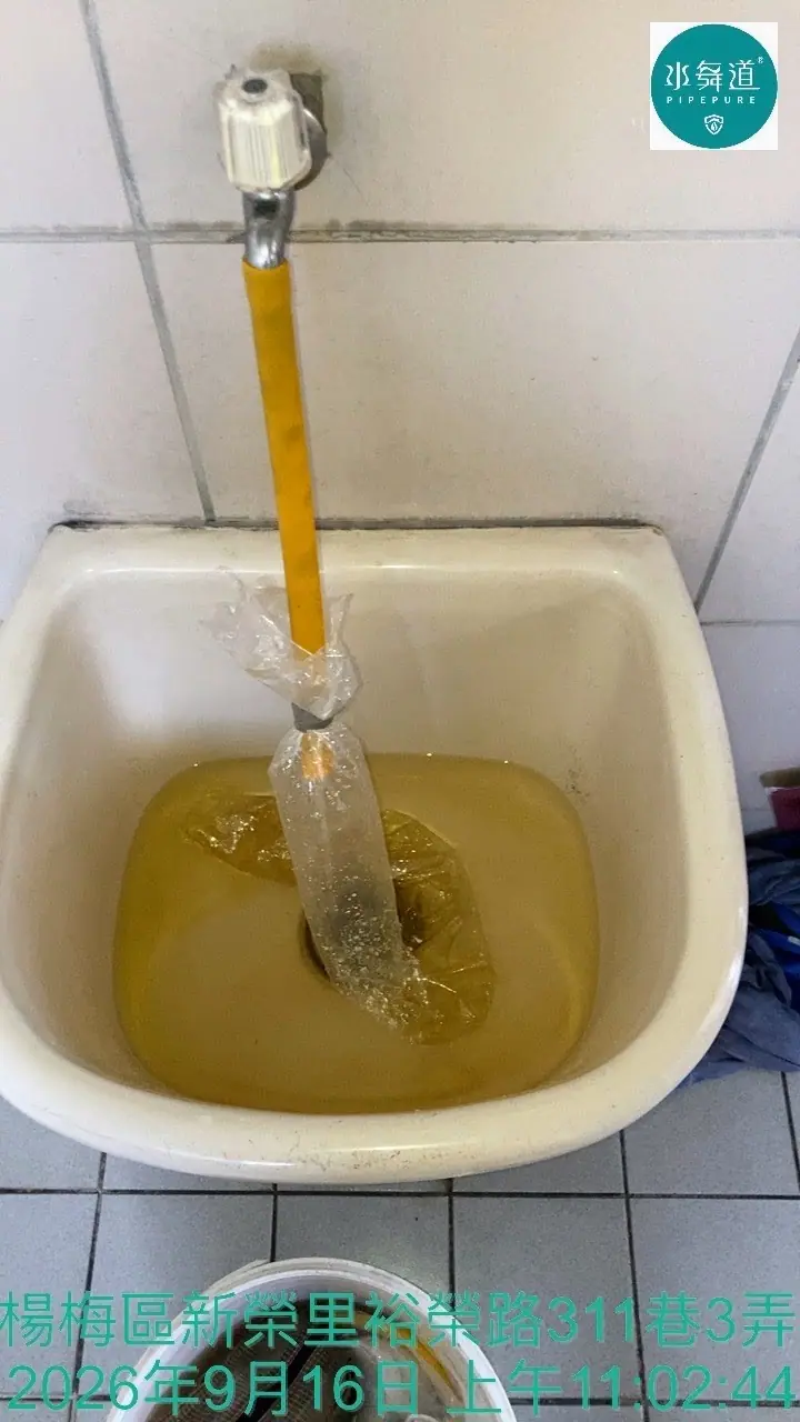 桃園楊梅長期使用地下水大樓進行水管清洗，末端排出黃褐色混濁水施工紀錄