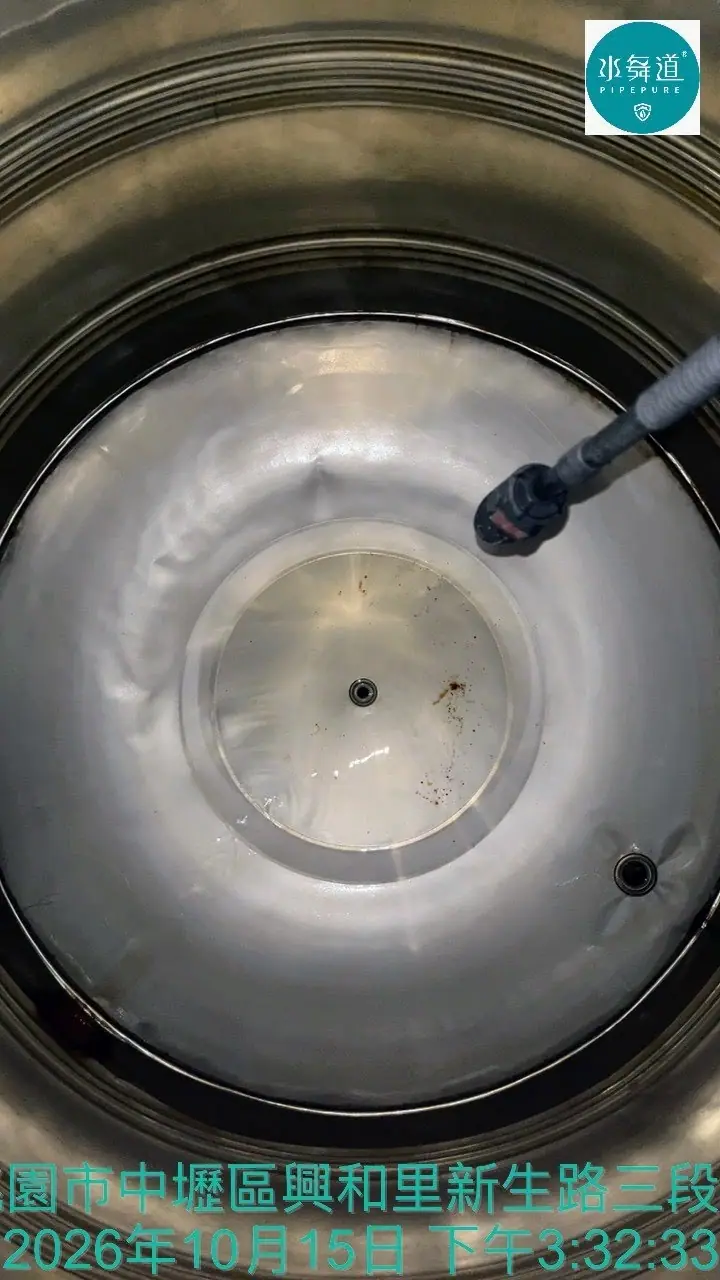 中壢新生路三段白鐵水塔清洗後外觀，底部較明亮且仍有零星點狀痕跡