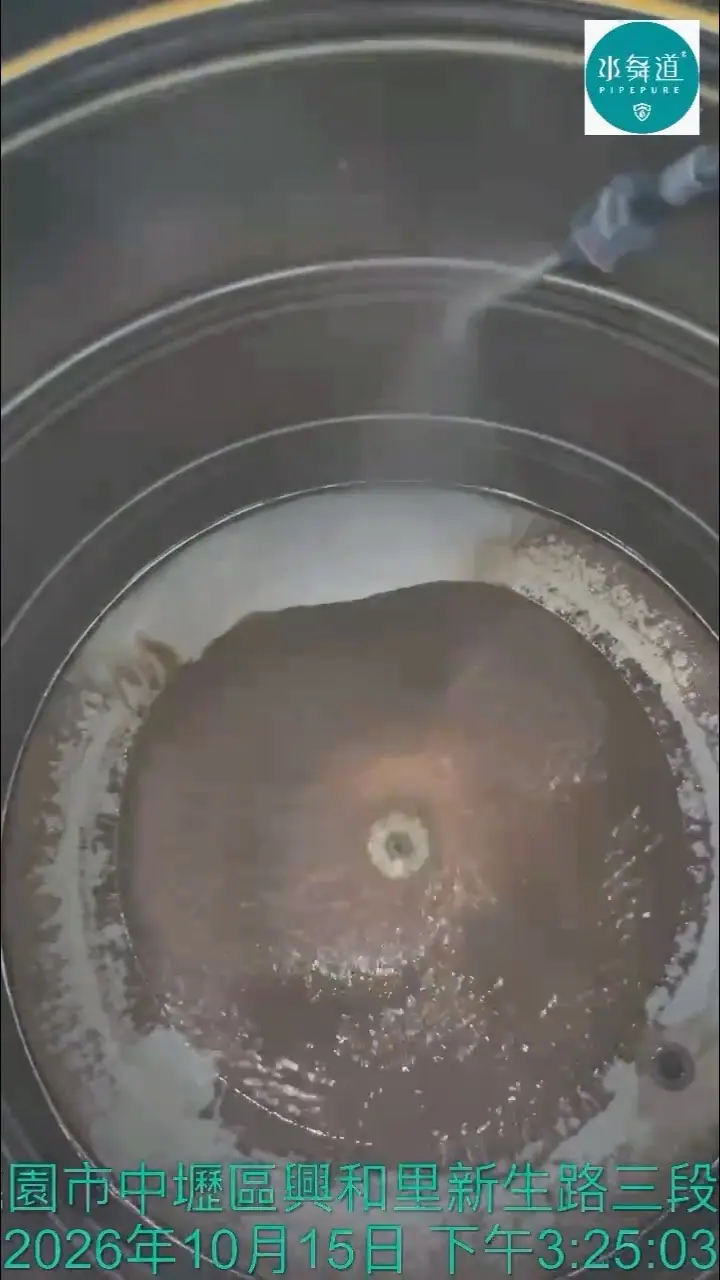 中壢新生路三段2噸白鐵水塔清洗前，槽底有大片褐色沉積區
